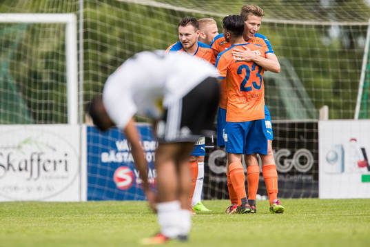 Vejbys Stephan Olsson jublar med lagkamrater