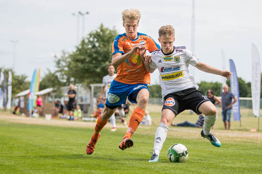 Vejbys Robin Häggström och Skenes Isak Jansson