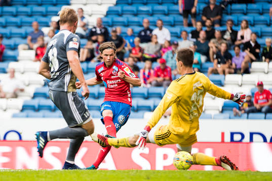 Helsingborgs Max Svensson skjuter mellan benen på