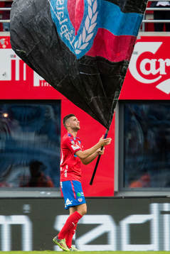 Helsingborgs Mattias Almeida Sundell med en flagga