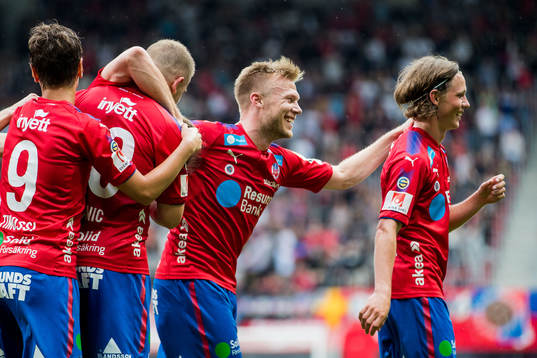 Helsingborgs Andreas Landgren jublar med Max Svensson