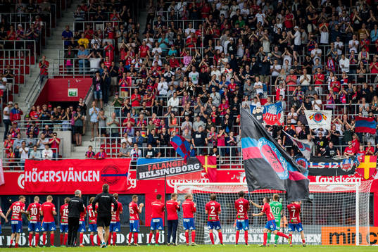 Helsingborgs spelare jublar med klacken