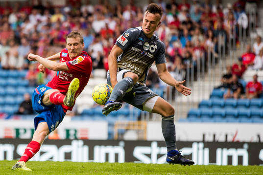Helsingborgs Andri Runar Bjarnasons skott täcks av