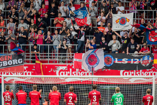 Helsingborgs spelare jublar med klacken