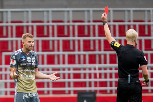Degerfors Erik Björndahl får rött kort