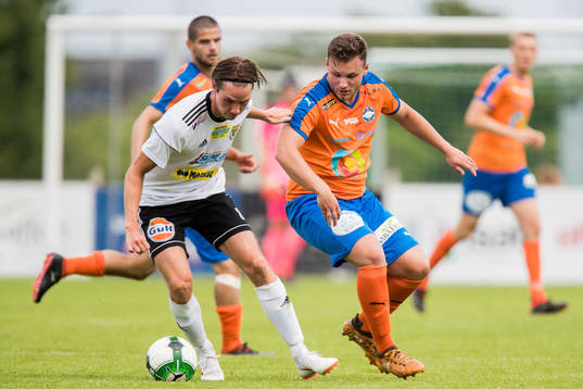Skenes Samuel Torstensson och Vejbys Filip Bengtsson