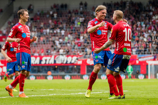 Helsingborgs Carl Johansson (mitten) jublar med lagkamrater