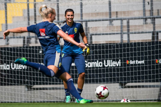 Stina Blackstenius skjuter mot målvakt Zecira Musovic