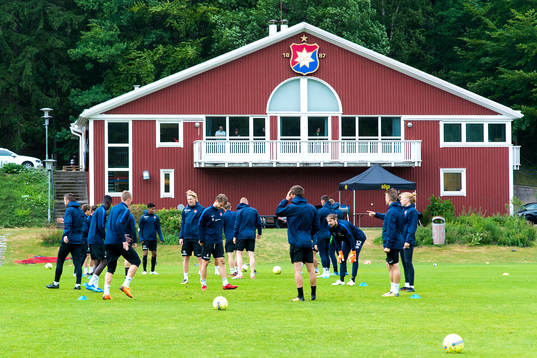 Örgryte tränar med kluggstugan i bagkrunden