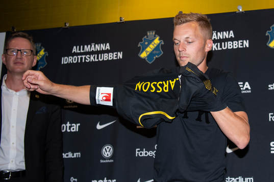 s nyförvärv Sebastian Larsson tar på sig AIK-tröjan