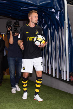 s Sebastian Larsson gör entré på Friends Arena