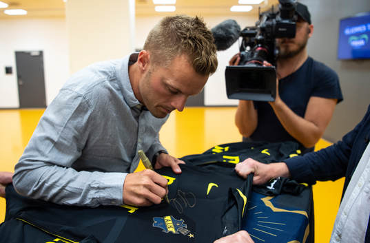 s nyförvärv Sebastian Larsson signerar tröjor