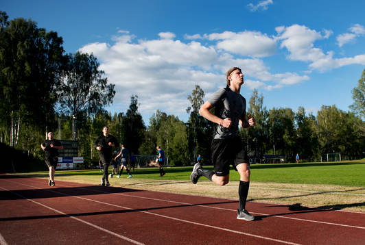 Spelare i Kovland Hockey och har sommarträning på