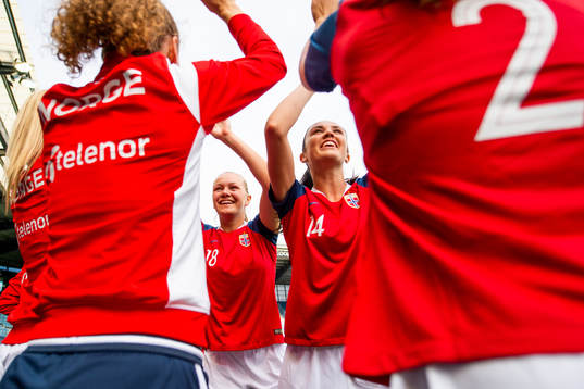 Frida Leonhardsen Maanum and Ingrid Syrstad Engen of Norway