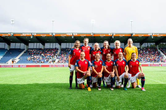 Ingrid Moe Wold (2nd row), Caroline Graham Hansen, Frida