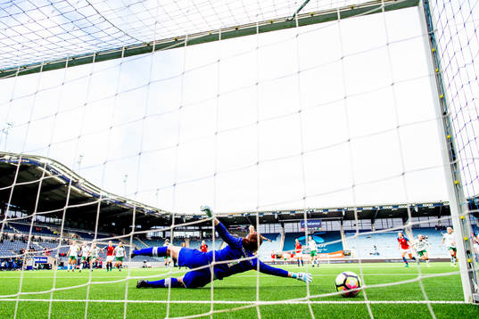 Caroline Graham Hansen of Norway scores 1-0