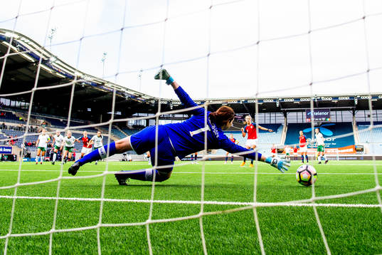 Caroline Graham Hansen of Norway scores 1-0