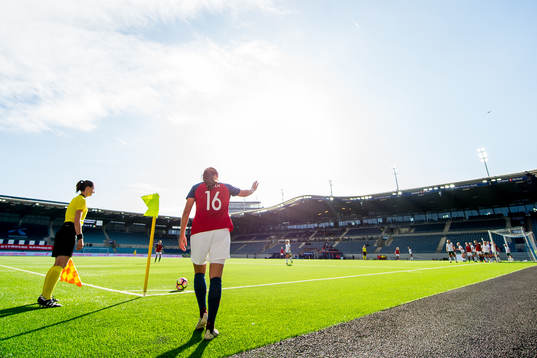 Guro Reiten of Norway prepares to take corner kick