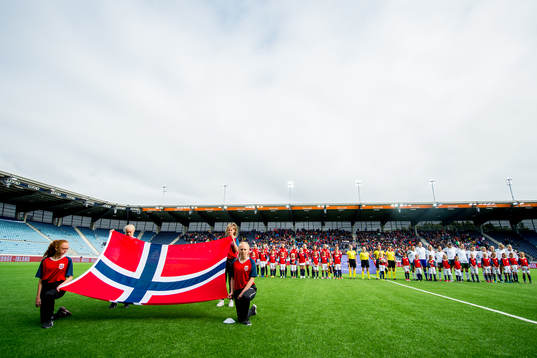 Players of both teams line up
