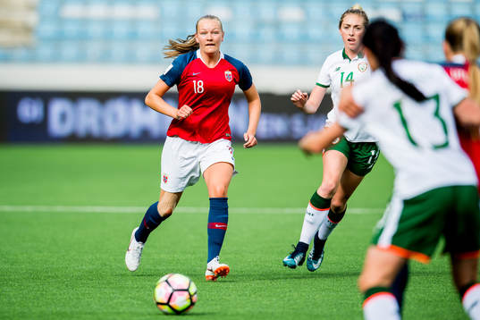 Frida Leonhardsen Maanum of Norway and Megan Connolly of