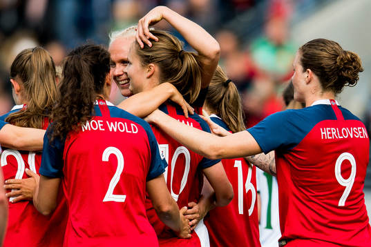 Caroline Graham Hansen of Norway celebrates with Maria