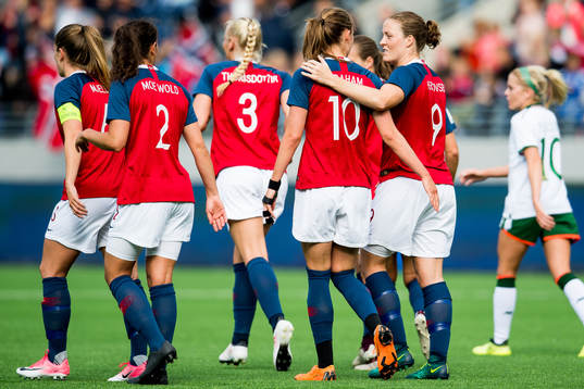 Caroline Graham Hansen of Norway celebrates with Isabell