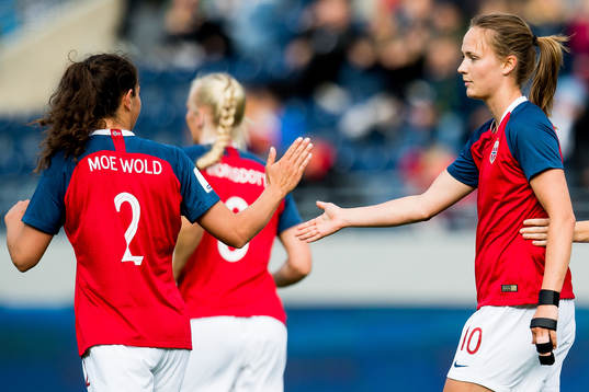 Caroline Graham Hansen of Norway celebrates with Ingrid Moe