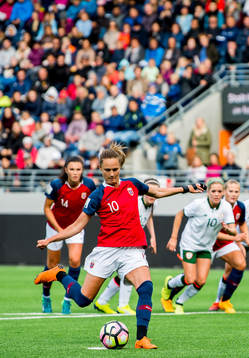Caroline Graham Hansen of Norway scores 1-0