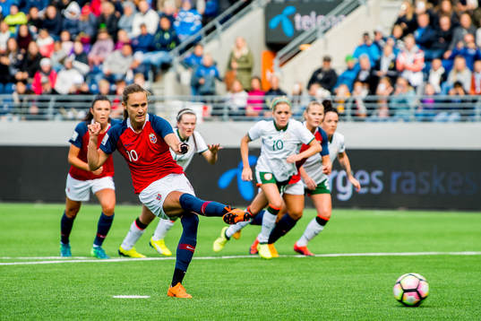Caroline Graham Hansen of Norway scores 1-0