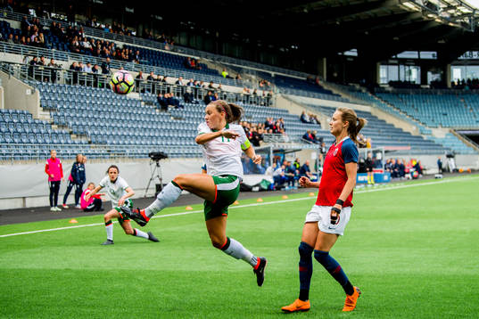 Katie McCabe of Ireland and Caroline Graham Hansen of Norway