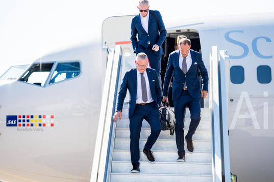 Head coach Janne Andersson and Andreas Granqvist of Sweden