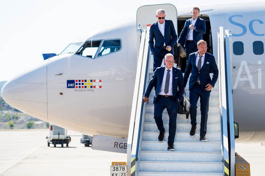 Head coach Janne Andersson and Andreas Granqvist of Sweden