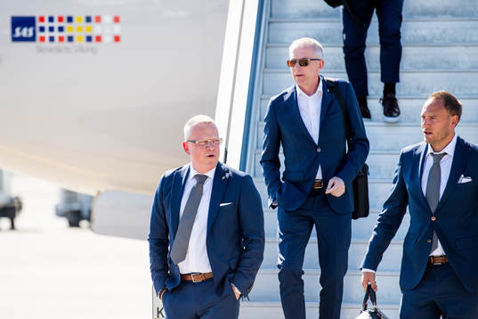 Head coach Janne Andersson and Andreas Granqvist of Sweden