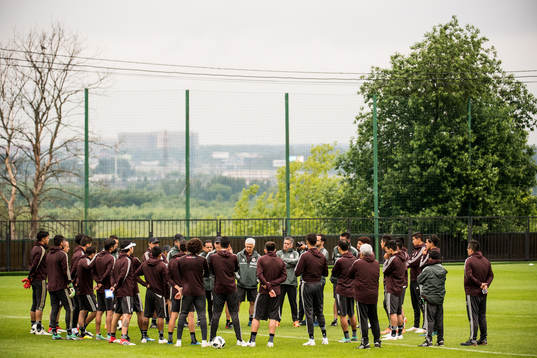 Juan Carlos Osorio, coach of Mexico talks to the players