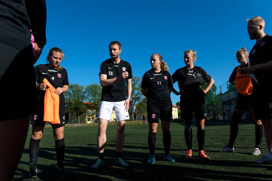 Tränare Carl Magnus Strömberg pratar med laget