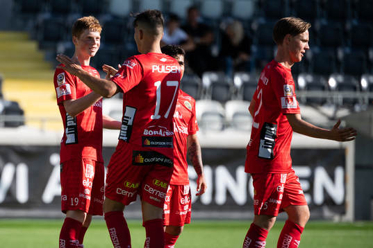 Elfsborgs Jesper Sandberg Hesselgren klappas om av