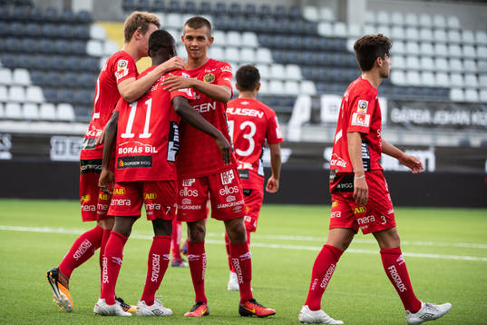Elfsborgs Prince Isaac Kouame (rygg mot kameran) klappas om