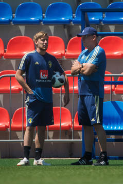 Emil Forsberg in talks with head coach Janne Andersson of