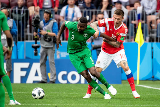 Osama Hawsawi of Saudiarabia and Fedor Smolov of Russia