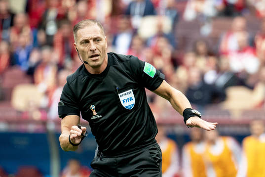 referee Néstor Pitana
