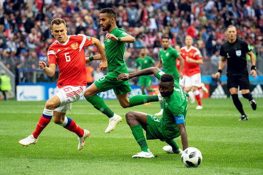 Denis Cheryshev of Russia and Osama Hawsawi of Saudiarabia