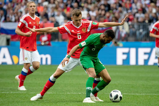 Denis Cheryshev of Russia and Mohammed Alburayk of