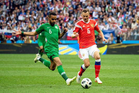Denis Cheryshev of Russia and Mohammed Alburayk of