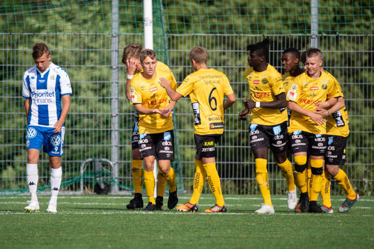 Elfsborgs Jack Cooper Love klappas om av lagkamraterna