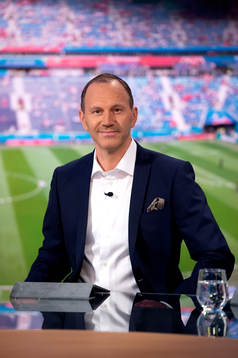 SVTs programledare Jonas Eriksson i studion