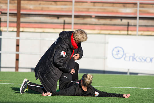 En spelare får behandling av sjukgymnasten