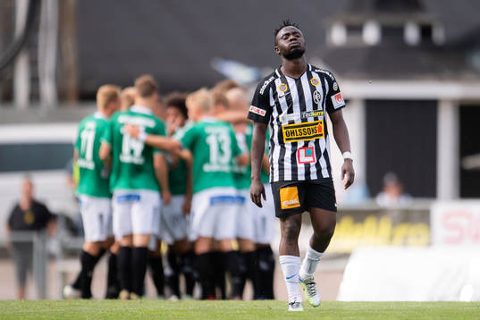 Landskronas Edafe Egbedi deppar medan i bakgrunden Brages