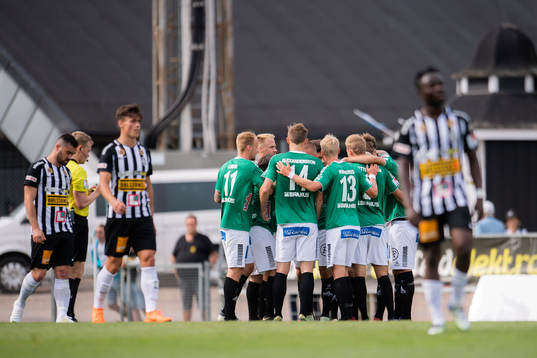 Brages Robbin Sellin jublar medan Landskronas spelare deppar