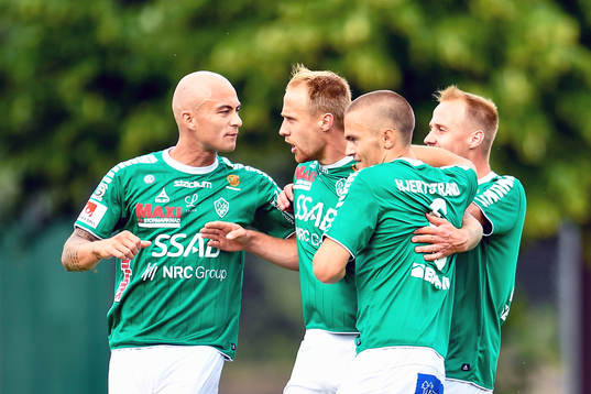 Brages Anton Lundin jublar med lagkamrater
