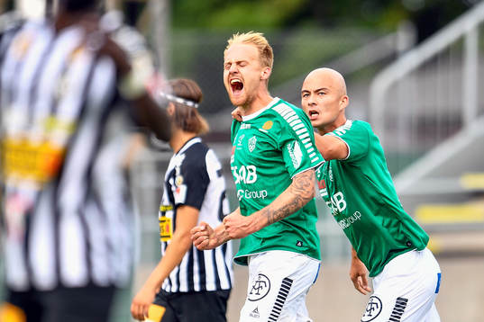 Brages Anton Lundin jublar med lagkamrater